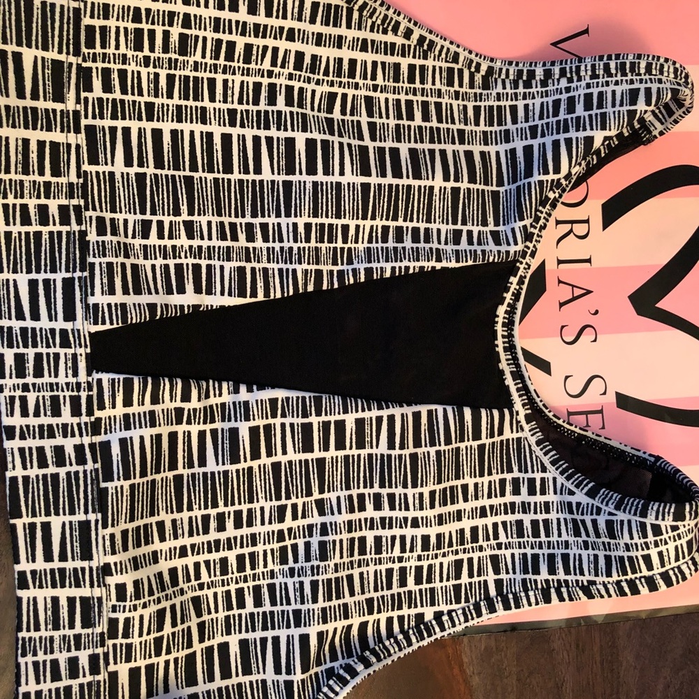 NWT Victoria Secret Sport Bra size Small